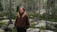 Karen Ekman i en skog i Svartå. 