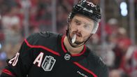 Tre segrar skiljer Sebastian Aho och Carolina Hurricanes från klubbens andra Stanley Cup.