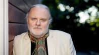Jon Fosse nojaa lautaseinään.