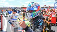 Mercedeksen formula-kuljettaja Kimi Antonelli näyttää peukaloa kilpailun jälkeen ajovarusteet päällä. 
