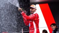 Lewis Hamilton firar med champagne.