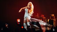 Linda Lampenius spelar violin på Eurovisionsscenen.