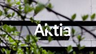 Aktia pankin kyltti toimistorakennuksen seinässä, etualalla puun lehtiä.