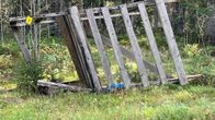 Kuvassa kaadettu jahtitorni Kouvolan Ummeljoella. 