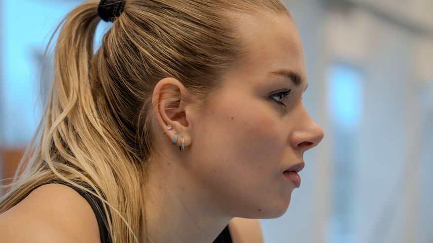 Seiväshyppääjä Elina Lampela harjoittelee Myllypuron Liikuntamyllyssä.