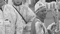 Hiihdon MM-kilpailut 1989 Lahdessa. Miesten 15 km:n hiihto perinteisellä tyylillä, voittaja Harri Kirvesniemi maalissa, ympärillä toimitsijoita.