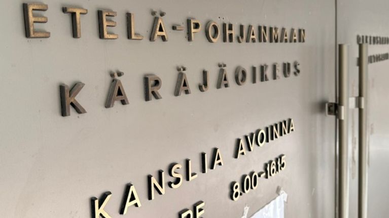 Etelä-Pohjanmaan käräjäoikeuden ovet ovat metallinhohtoiset.