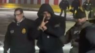 Presidentti Nicolas Maduro tekee rauhanmerkin kun häntä tuodaan New Yorkiin.