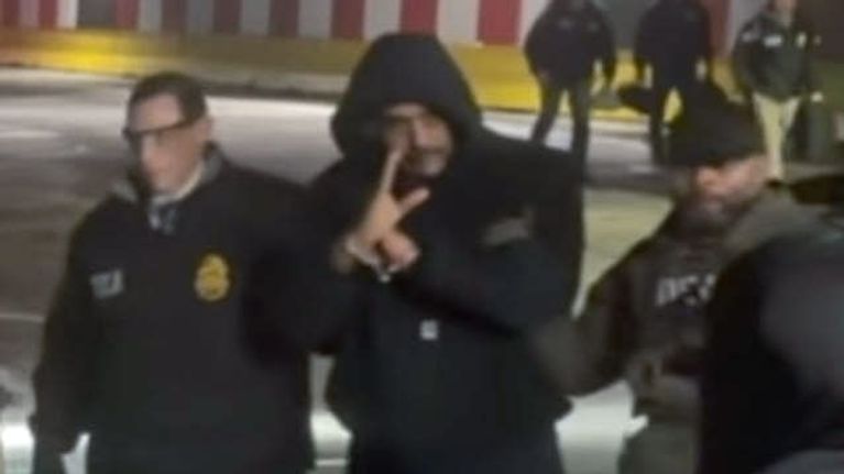 Presidentti Nicolas Maduro tekee rauhanmerkin kun häntä tuodaan New Yorkiin.