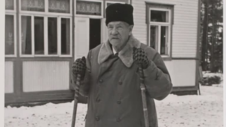 Presidentti P.E. Svinhufvud lähdössä hiihtämään.