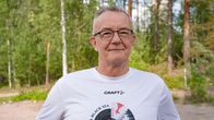 Raoul Björn seiso metsän edessä.