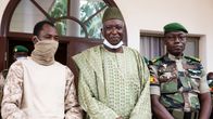 Assimi Goita, Bah Ndaw ja kenraali Malick Diaw poseerasivat kameralle syyskuussa.
