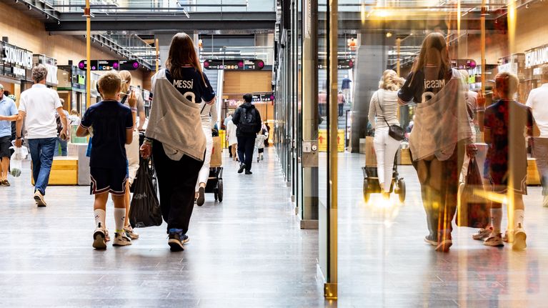 Ihmisiä kävelee kauppakeskuksen käytävällä.