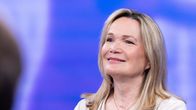 Mirjam Kalland istuu tuolissa vaaleaan puseroon pukeutuneena.