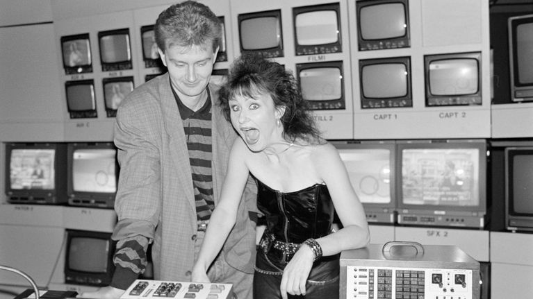 Yleisradion televisio-ohjelma Rockstop. Toimittaja, ohjaaja Matti Grönberg ja toimittaja, juontaja Heli Nevakare ohjaamossa 1990.