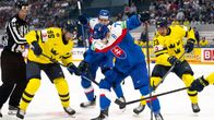 Svenska och slovakiska spelare kämpar om pucken.