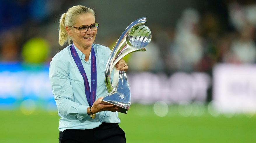 Sarina Wiegman esittelee mestaruuspokaalia.