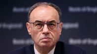  Andrew Bailey sinistä taustaa vasten istumassa.