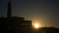 Majakka auringonlaskun edessä Hailuodon Marjaniemess.