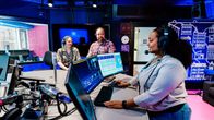 Redaktörer i Yles radiostudio.