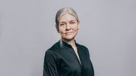 Kuvassa kameraan katsoo Tutkiva Plus -toimituksen toimituspäällikkö Paula Pokkinen.