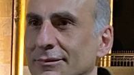 Aleko Elisashvili mustassa t-paidassa ja vihertävässä kauluspaidassa.