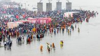 Hindupyhiinvaeltajia seisoo Yamuna-joessa rituaalissa.