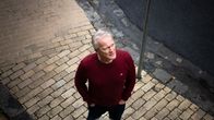 Pasi Sahlberg seisoo ulkona, ja katsoo ylhäälle päin. 