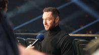 Artisten Måns Zelmerlöw har en mikrofon framför sig och blir intervjuad.
