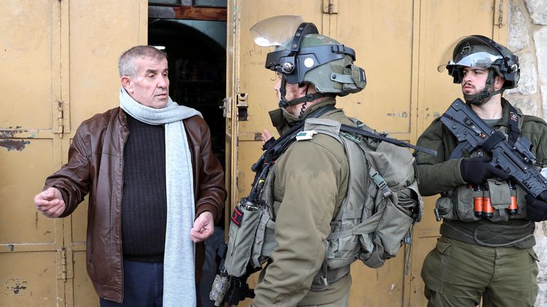 En palestinsk man tvingas stänga sin butik