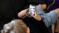 Henkilö selaa Instagram-reelsiä.