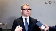 Media ympäröi Petteri Orpoa puhelimilla nauhoittaen hänen lausuntoaan.