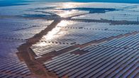 En stor solenergipark i Inre Mongoliet glittrar i solskenet.