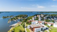 Ilmakuva Vaasan yliopiston kampuksestakaupungilta merelle päin.