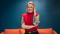 Linnea Vihonen pitää kättä ohimollaan ja ilmehtii tuskastuneen näköisenä.