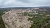 Metsän keskellä iso hiekkakuoppa.