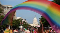 Sateenkaarilippu Washingtonissa Pride-kulkueessa.