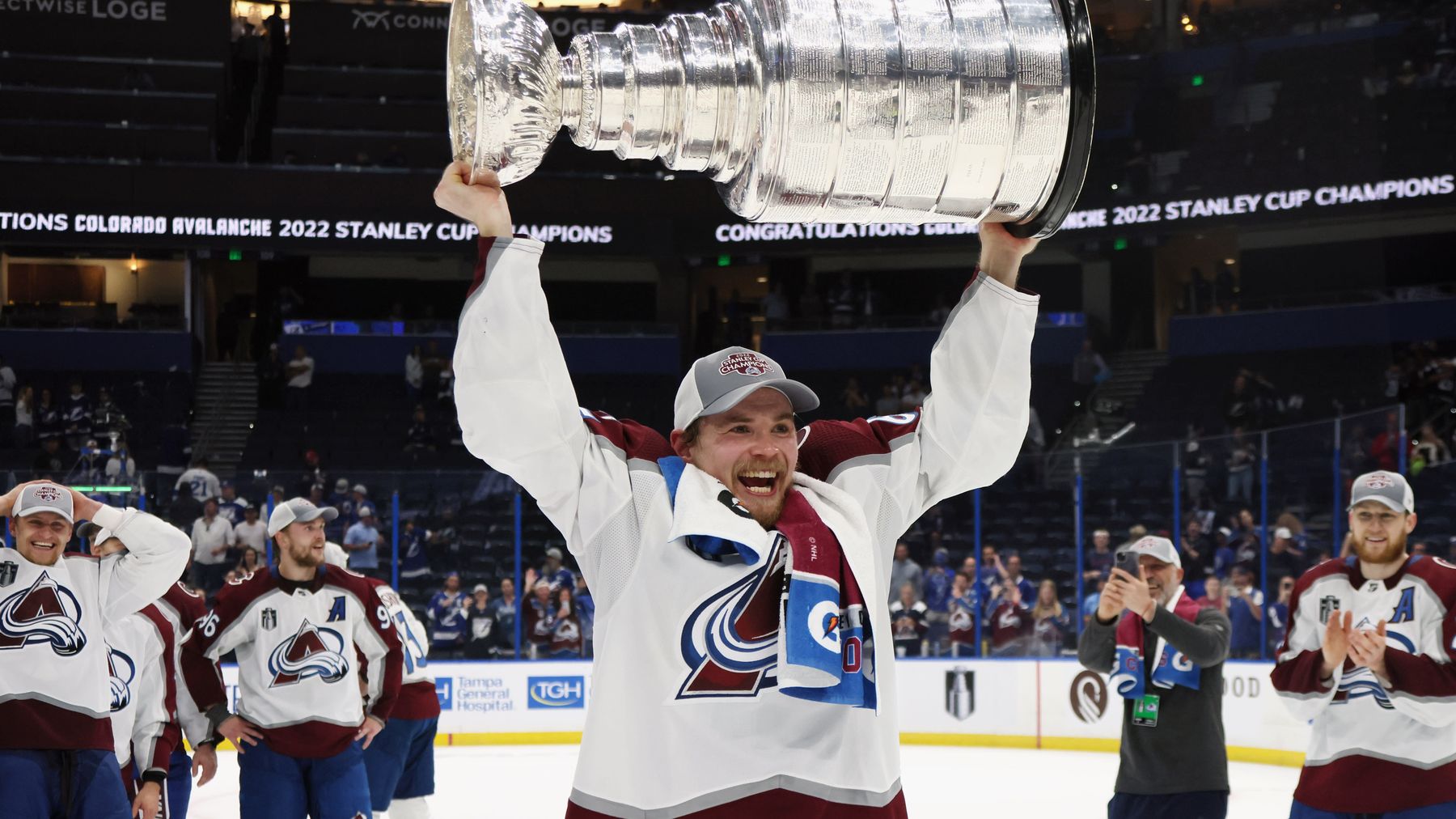 Artturi Lehkonen juhli NHL:n mestaruutta kesällä 2022. 