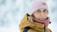 Psykologi ja psykoterapeutti Lia Sandell on ulkona talviaikana ja katsoo kohti. 