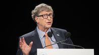 Bill Gates bakom ett talarpodium.