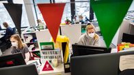 koronajäljittäjät tekevät jäljitystyötä avotoimistossa.