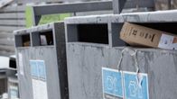 Kartongförpackning i avfallskärl.