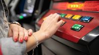 nuoren naisen käsi peliautomaatilla