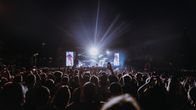 Jack Harlow esiintyy Blockfestin lavalla suurelle määrälle yleisöä. Lavan ympäristö on täynnä ihmisiä. 