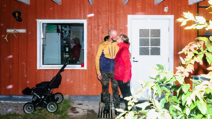 Tapio ja Kaisa pussaavat kotitalonsa edustalla.