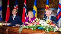 Tobias Billström, Anniken Huitfeldt ja Pekka Haavisto tiedotustilaisuudessa. 