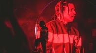 Asap Rocky Blockfest-lavalla. Artistista näkyy tumma, punainen silhuetti kun hän seisoo oman screenille heijastetun kuvansa edessä.