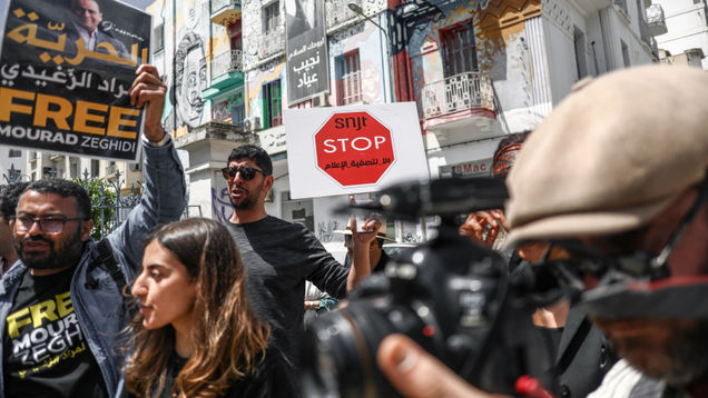Sananvapautta vaativia mielenosoittajia Tunisissa.