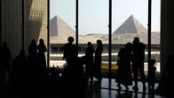Suuren egyptiläisen museon sisältä näkyy Gizan pyramidit.