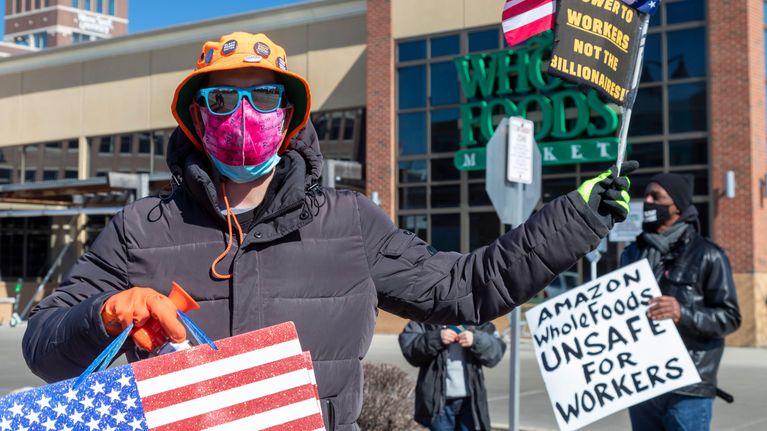 Mielenosoittajat ilmaisivat tukensa ammattiliitolle Amazonin omistaman Whole Foods -ruokakauppaketjun edustalla maaliskuussa.